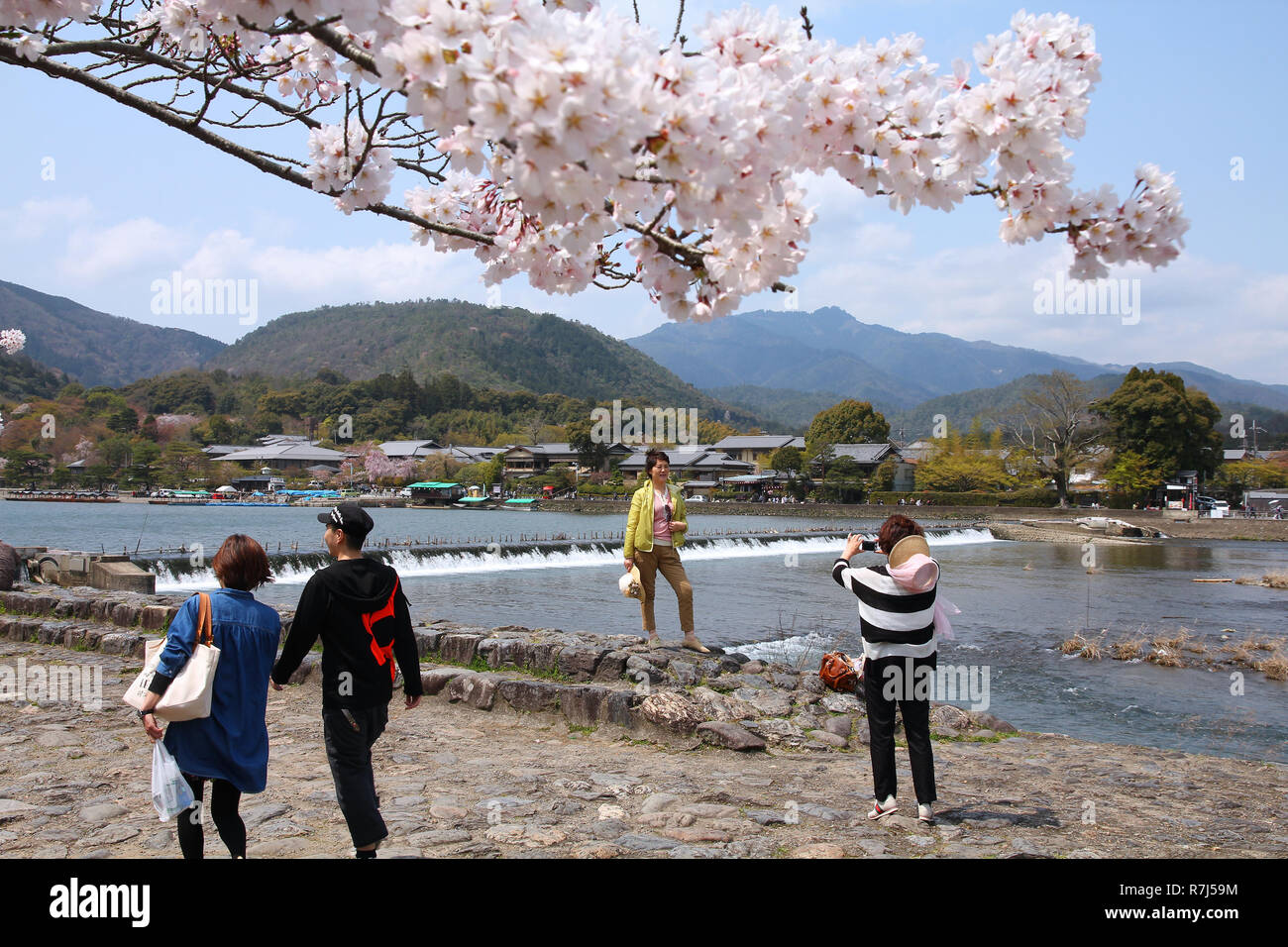 KYOTO, JAPON - 17 avril : Les visiteurs de prendre une photo le 17 avril 2012 à Arashiyama, Kyoto, Japon. Est un organisme national d'Arashiyama Lieu désigné d'être pittoresque Banque D'Images