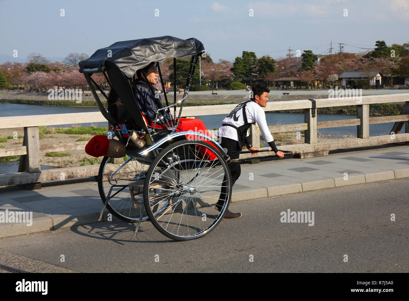 KYOTO, JAPON - 17 avril : Visiteur monte un pousse-pousse sur 17 avril 2012 dans de Arashiyama, Kyoto, Japon. L'Arashiyama est le lieu désigné de Scenic Banque D'Images