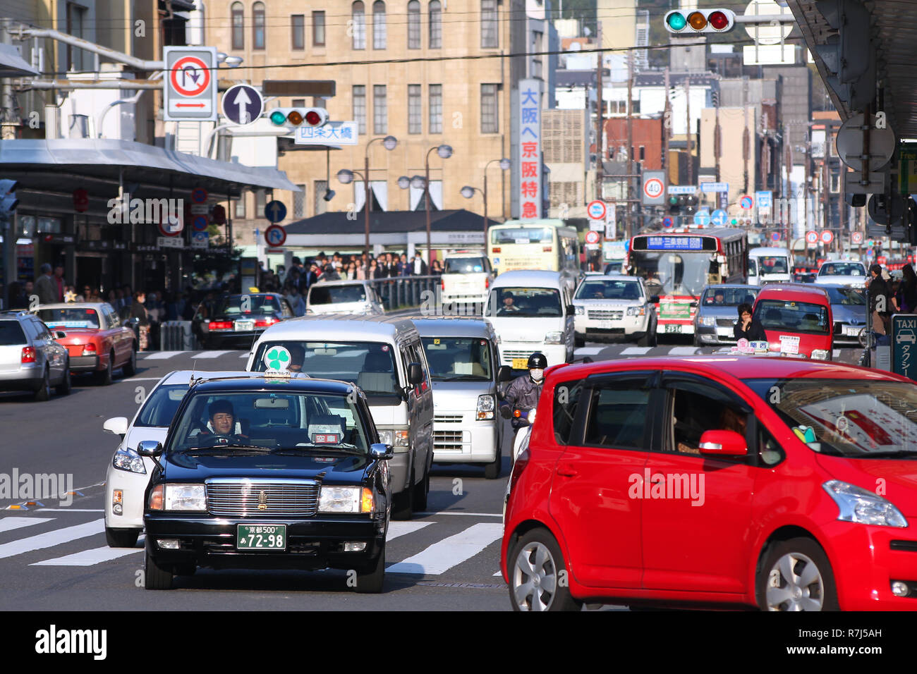 KYOTO, JAPON - 17 avril : Taxi Driver fonctionne lorsque la circulation le 17 avril 2012 à Kyoto, au Japon. Avec 589 véhicules par habitant, le Japon est parmi la plupart des camping Banque D'Images