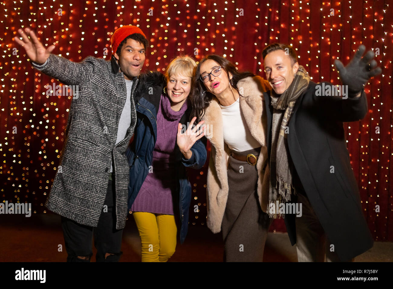 Groupe d'amis qui posent pour la photo au marché de Noël. Banque D'Images