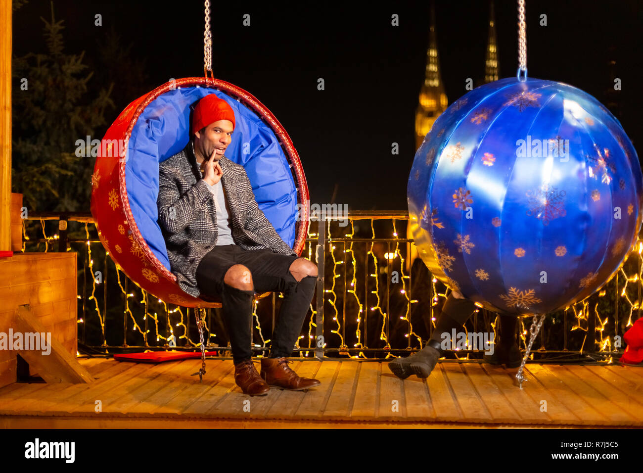African American man posing for funny photo au marché de Noël, Zagreb, Croatie. Banque D'Images