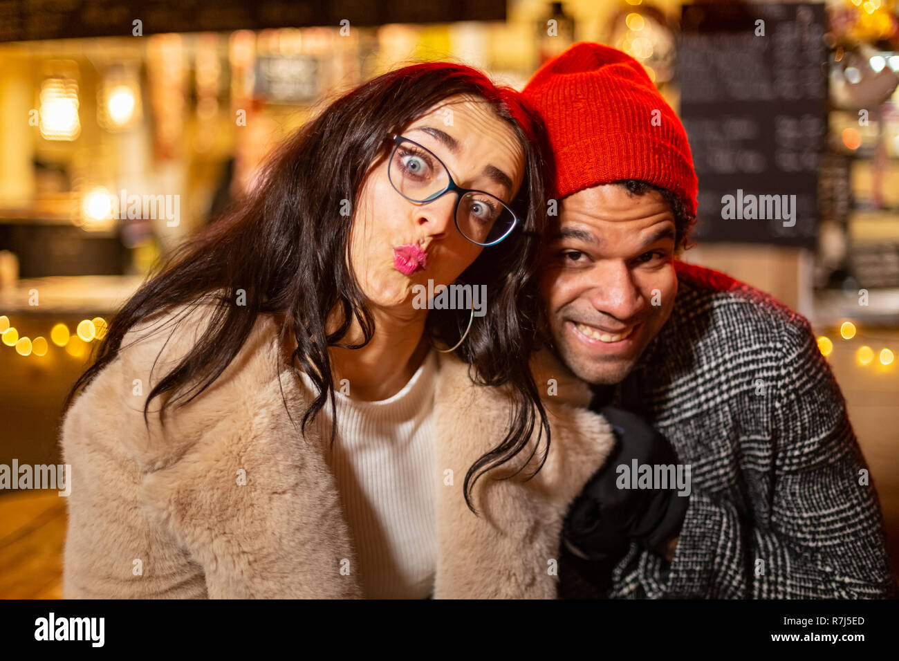 Couple pose pour photo marché de Noël, Zagreb, Croatie. Banque D'Images