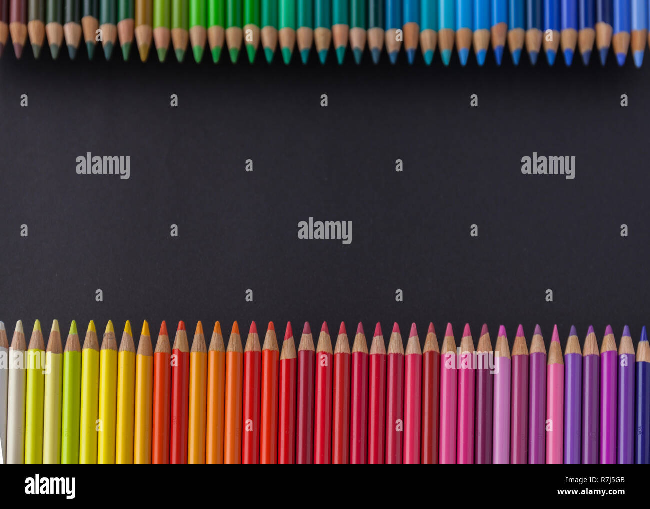 Set de crayons de couleurs de tons froids sur un fond noir. Mock-up Banque D'Images