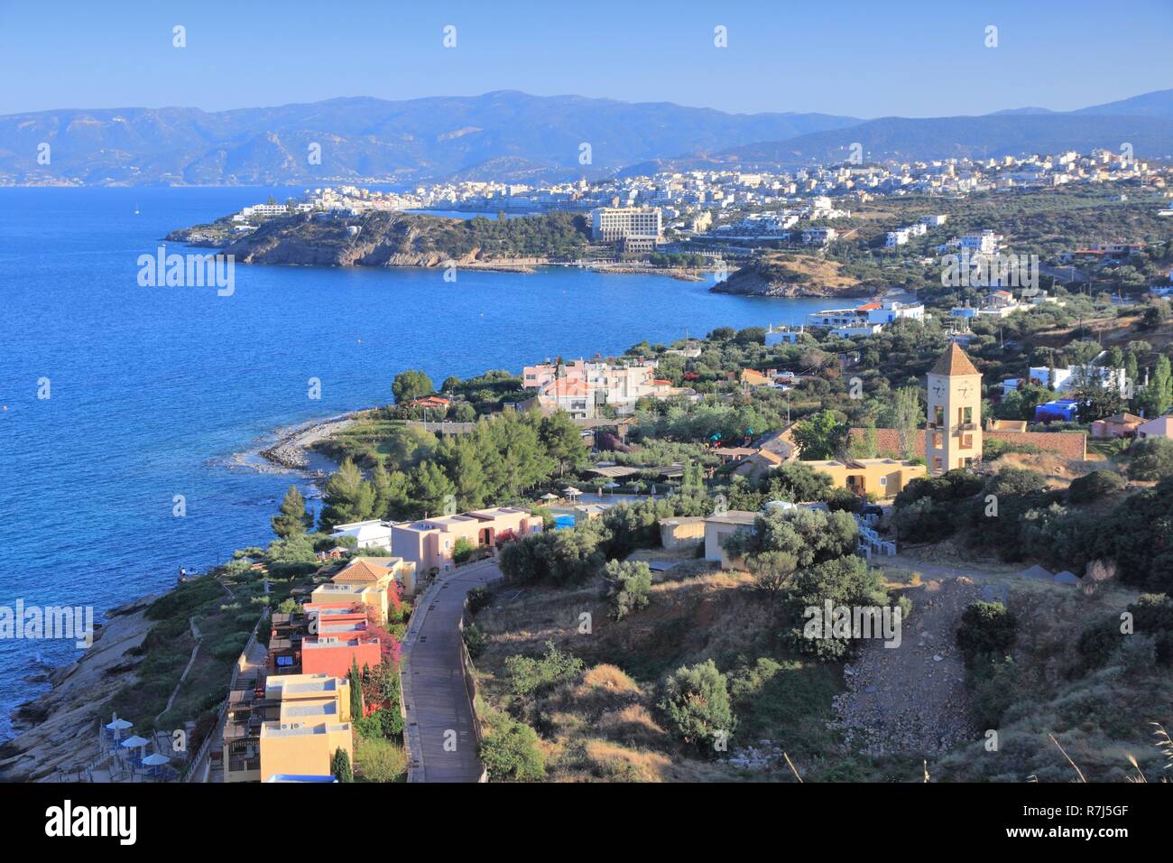 Crète, Grèce - vue de la côte d'Agios Nikolaos et la baie de Mirabello. Banque D'Images