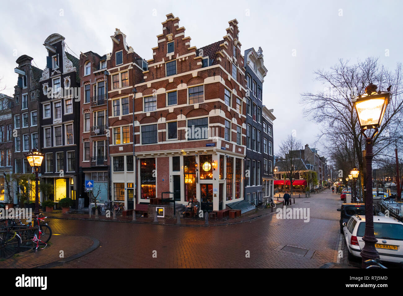 Les bâtiments anciens et Het Papeneiland pub à Amsterdam, Pays-Bas Banque D'Images