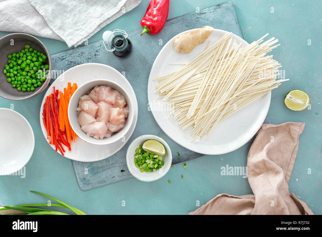 Ingrédients de base pour cuisiner la viande de poulet avec des nouilles Udon en surface en pierre cuisine Accueil Vue d'en haut Banque D'Images