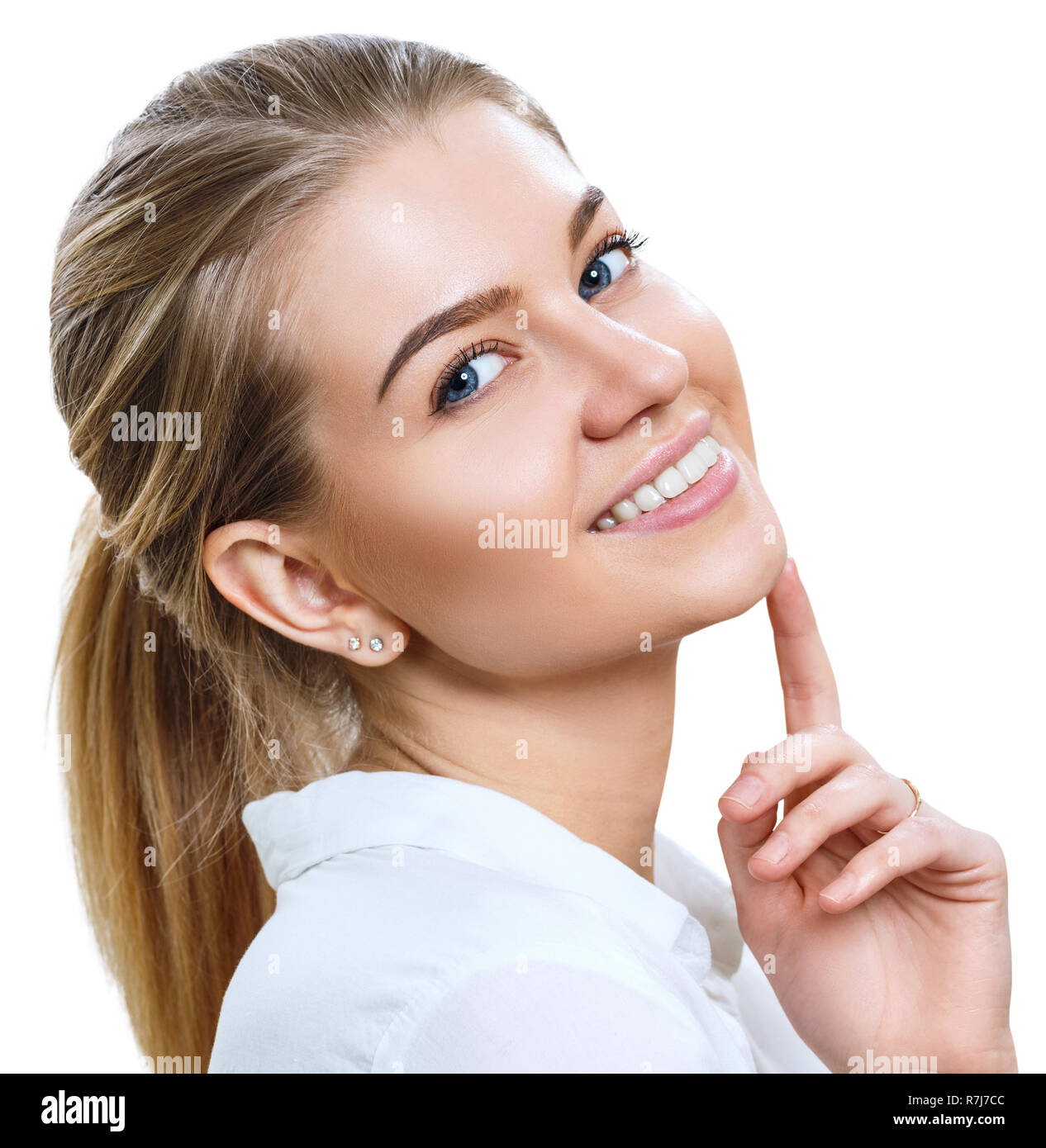 Portrait of attractive young smiling woman avec des cheveux blonds. Isolé sur blanc. Banque D'Images