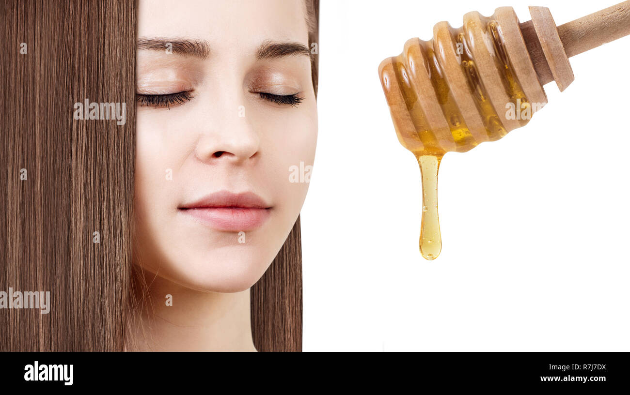 Jeune femme et cuillère de miel Préparation pour masque facial. Concept de traitement du miel. Banque D'Images