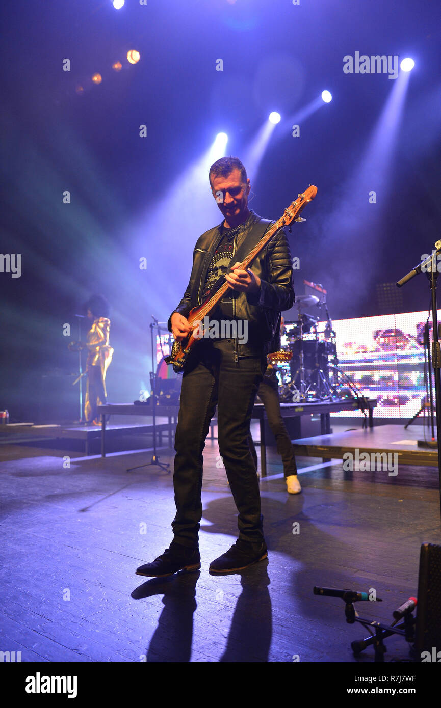 Simple Minds effectue au cours de la Simple Minds : marcher entre les mondes Tour à Fillmore Miami Beach au Jackie Gleason Theater Le 08 novembre 2018 à Miami Beach en Floride. En vedette : Ged Grimes Où : Miami Beach, Florida, United States Quand : 08 novembre 2018 Crédit : Johnny Louis/WENN.com Banque D'Images