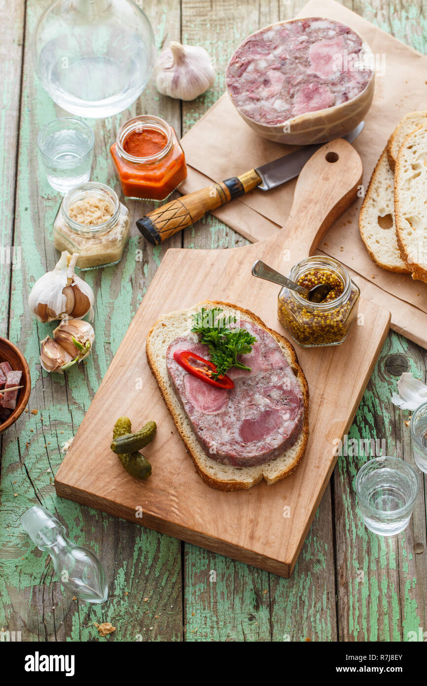 Sandwich avec headcheese sur une planche à découper, vue du dessus Banque D'Images