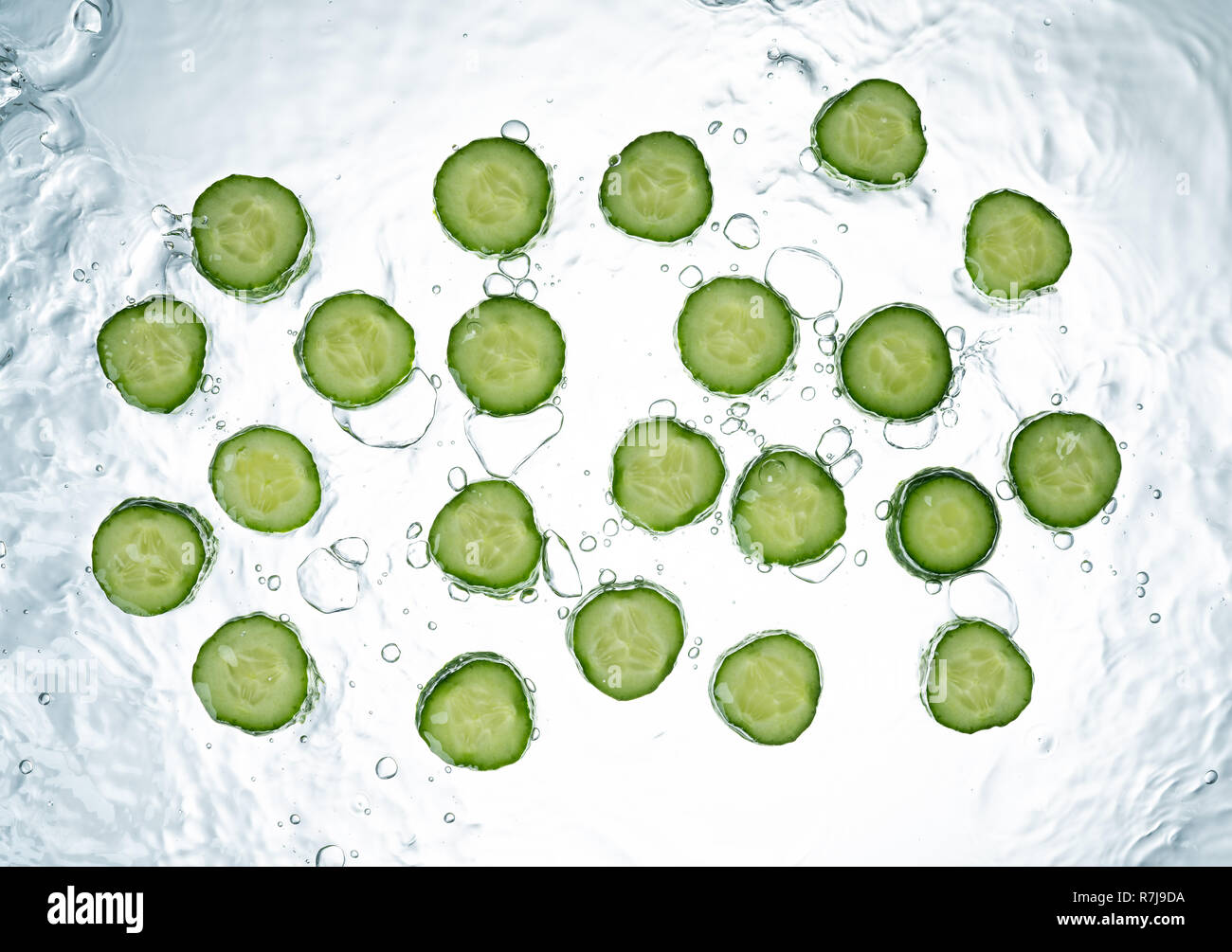 Cucumber Water Splash sur fond blanc Banque D'Images