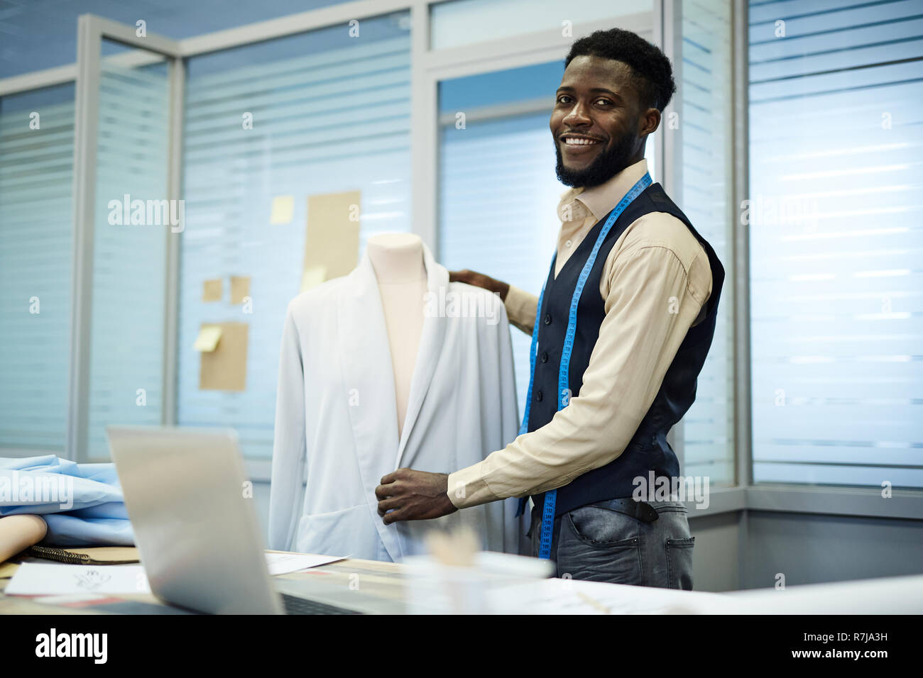 Créateur de mode Noir Veste élégante faisant Banque D'Images