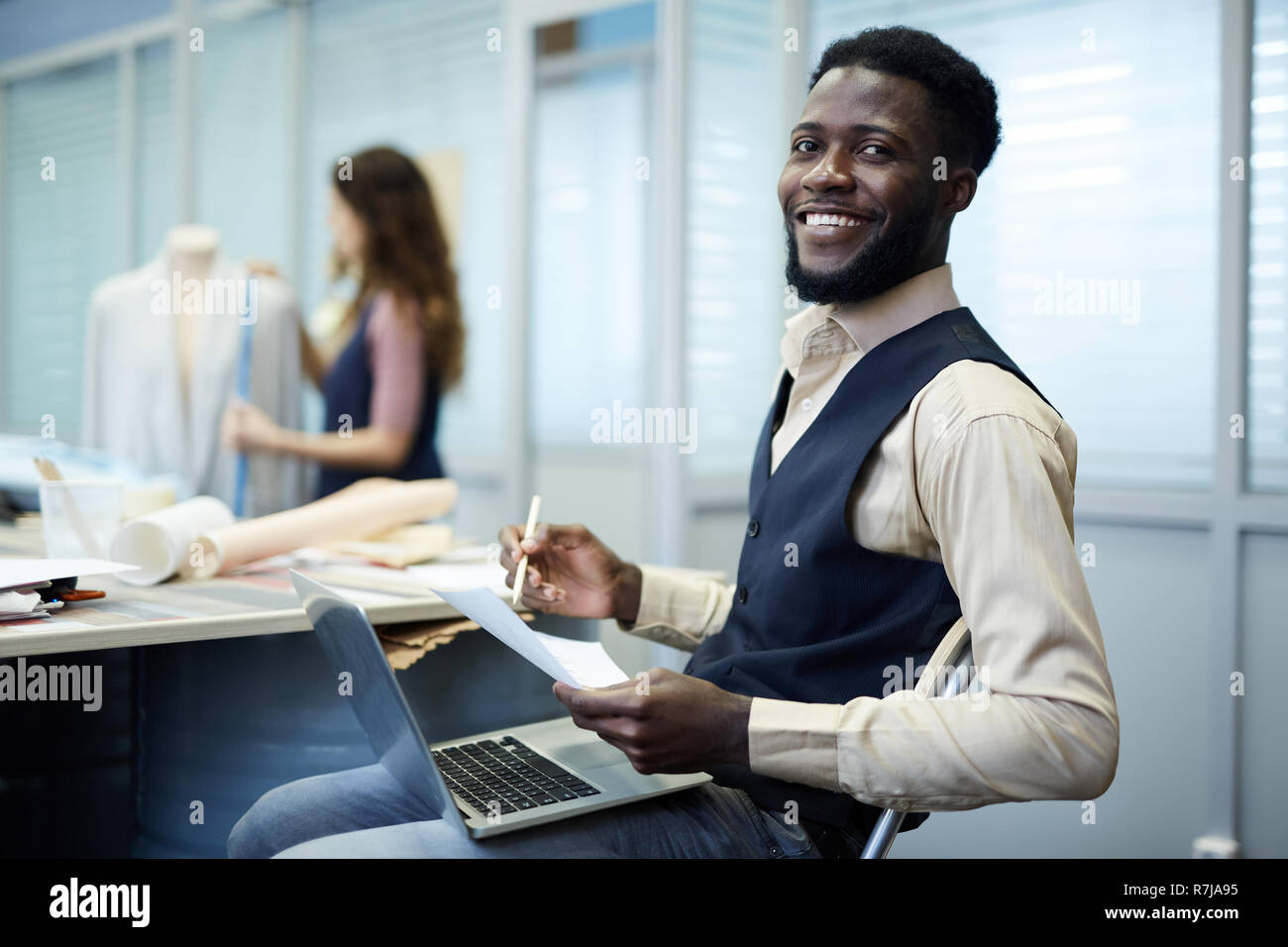 Créateur de mode afro-américain excité en studio Banque D'Images