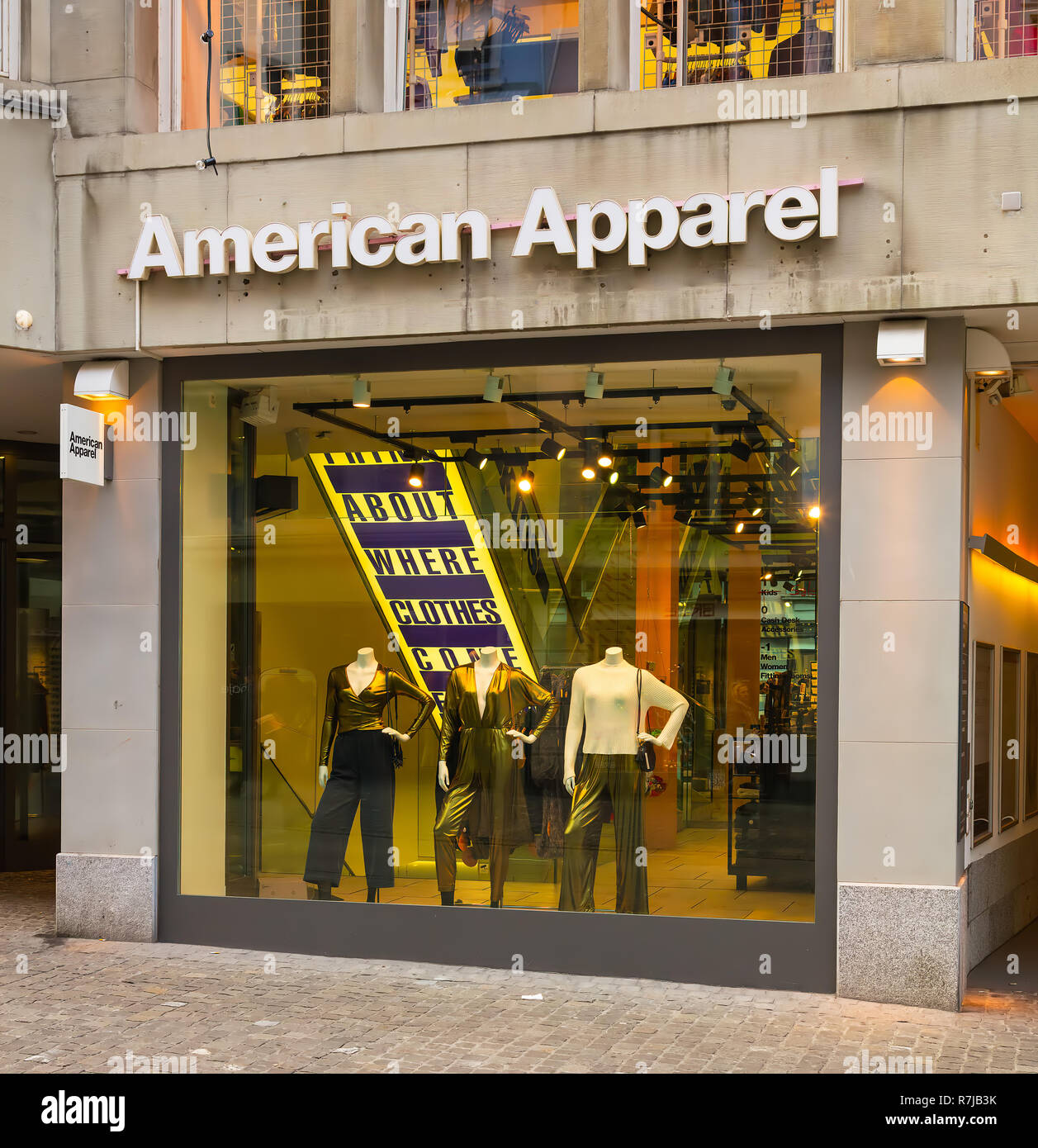 Zurich, Suisse - le 6 décembre 2015 : une fenêtre d'un magasin de vêtements  dans la partie historique de la ville de Zurich. American Apparel Inc. est  une N Photo Stock - Alamy