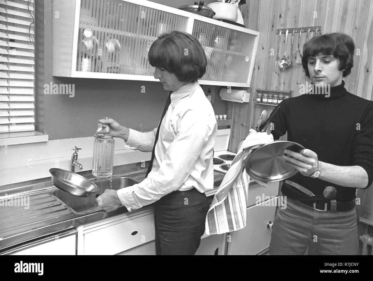 Le groupe de pop britannique The Troggs à leur maison de Londres en mai 1967 avec Ronnie Bond à gauche et Pete Staples Banque D'Images