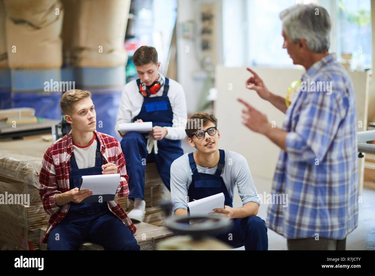 Menuisier expérimenté la tenue de conférences stagiaires Banque D'Images