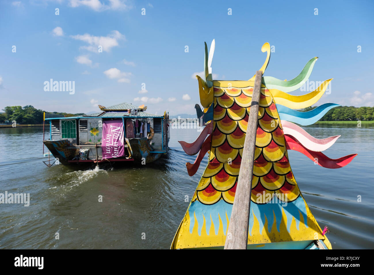 Vue depuis un bateau avec des touristes à la tête des dragons sur la chanson Huong ou la rivière des Parfums. Hue, Vietnam, Asie Banque D'Images