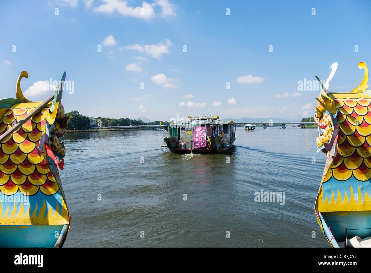 Vue depuis un bateau des touristes avec des têtes de dragons de la voile sur la rivière des Parfums ou la chanson de la rivière Huong. Hue, Thua Thien Hue, Vietnam, de l'Asie Banque D'Images