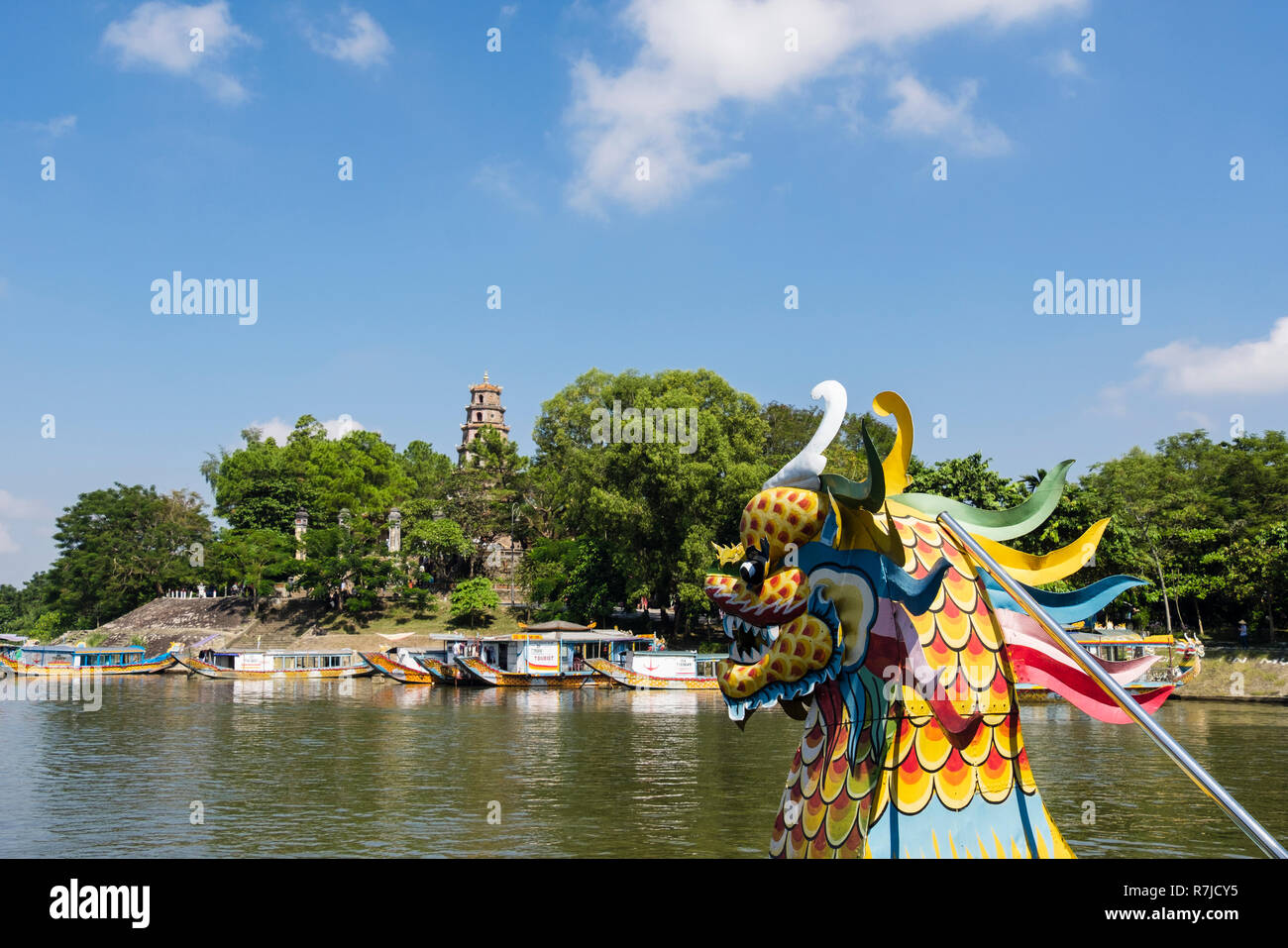 Vue de la pagode de Thien Mu à partir d'un dragon des touristes bateau naviguant sur la rivière des Parfums. Hue, Thua Thien Hue Province, Vietnam, Asie, Banque D'Images