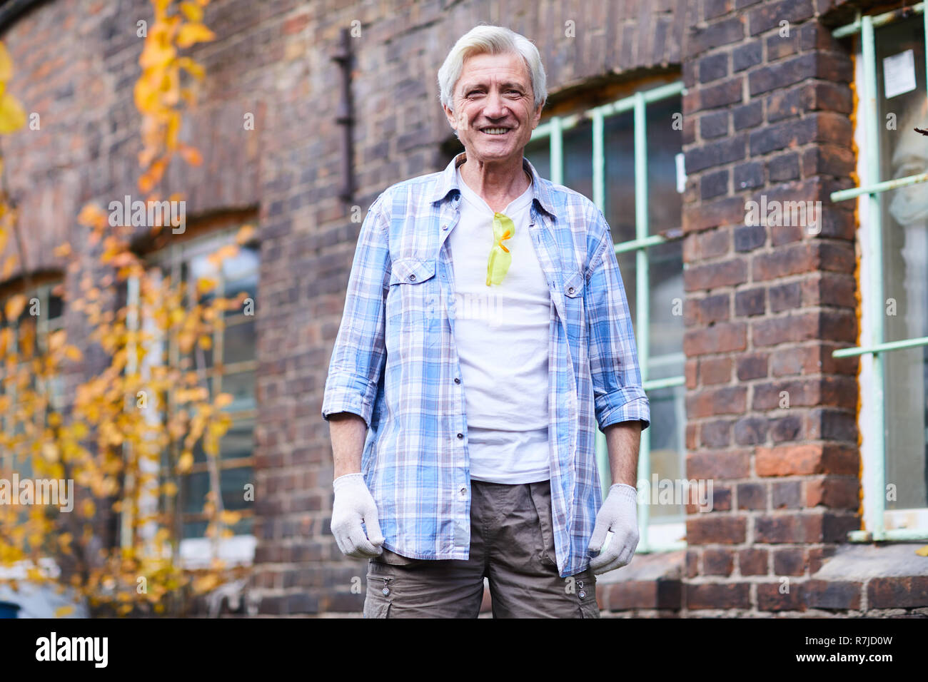 Beau positif d'ouvrier d'usine Banque D'Images