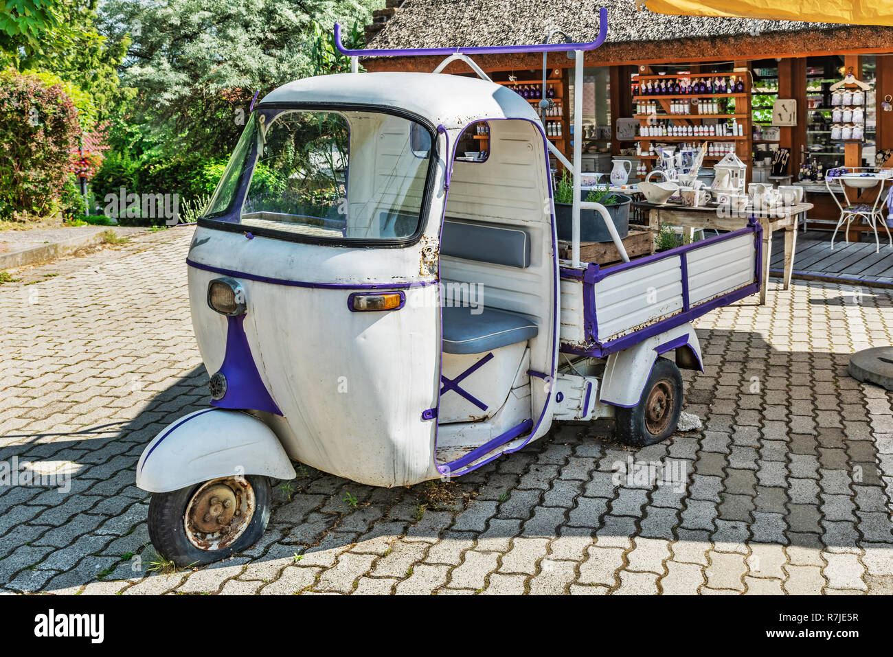 L'ancien véhicule utilitaire léger Piaggio Ape fait partie de la décoration d'une boutique, la vente de produits de lavande, Tihany, Veszprem, Central Transdanubia, H Banque D'Images