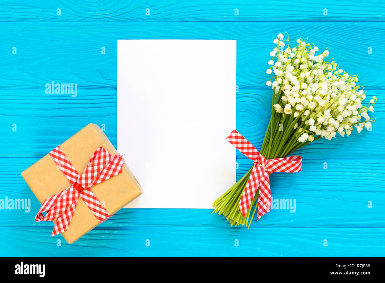 La Fete Des Meres Journee Des Femmes Jour De La Saint Valentin L Arriere Plan De Souhaits D Anniversaire Le Muguet Enveloppe L Emballage Des Cadeaux Photo Stock Alamy