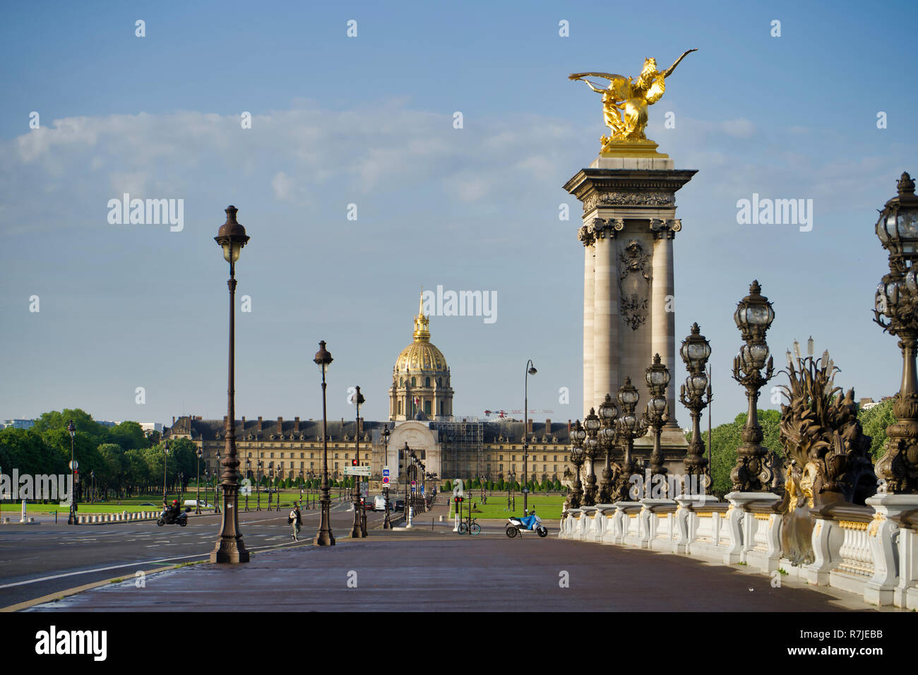 PARIS, FRANCE - 26 MAI 2018 : PARIS, FRANCE - 26 MAI 2018 : Chambre pour les personnes à mobilité réduite, vue depuis le Pont Alexandre III Banque D'Images