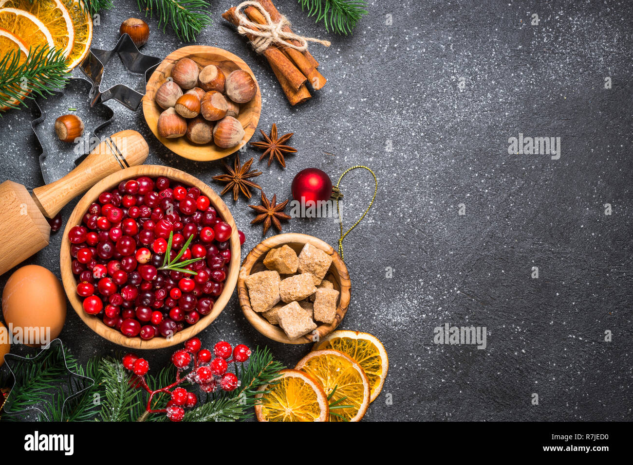 Arrière-plan de cuisson de nourriture de Noël Vue de dessus sur fond noir. Banque D'Images