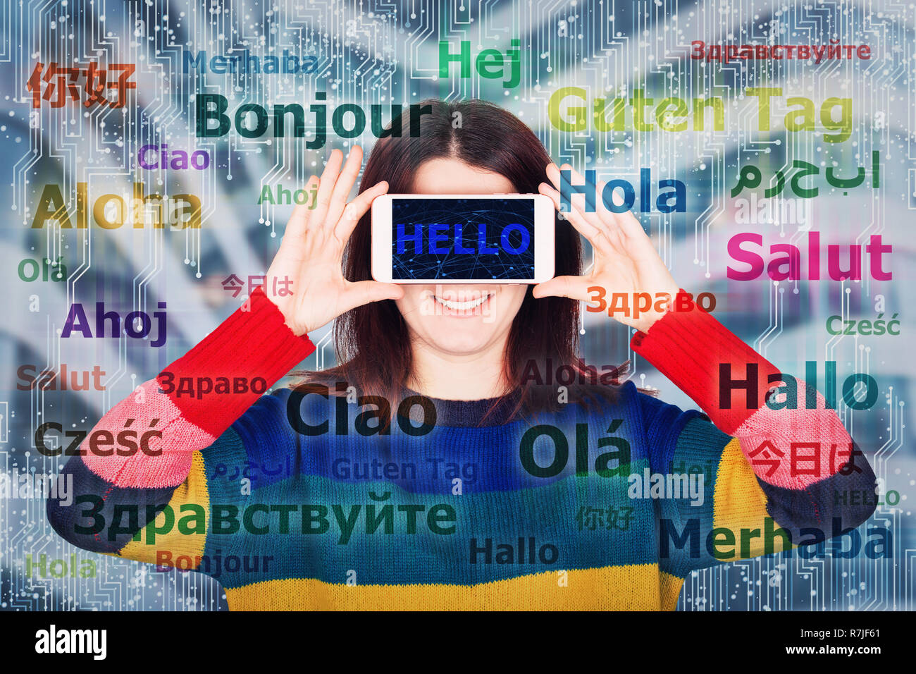 Happy young woman student holding smartphone fermer les yeux pour avoir du plaisir et d'apprentissage des langues différentes. Parlant de nombreuses langues plus facile à l'utilisation de te Banque D'Images