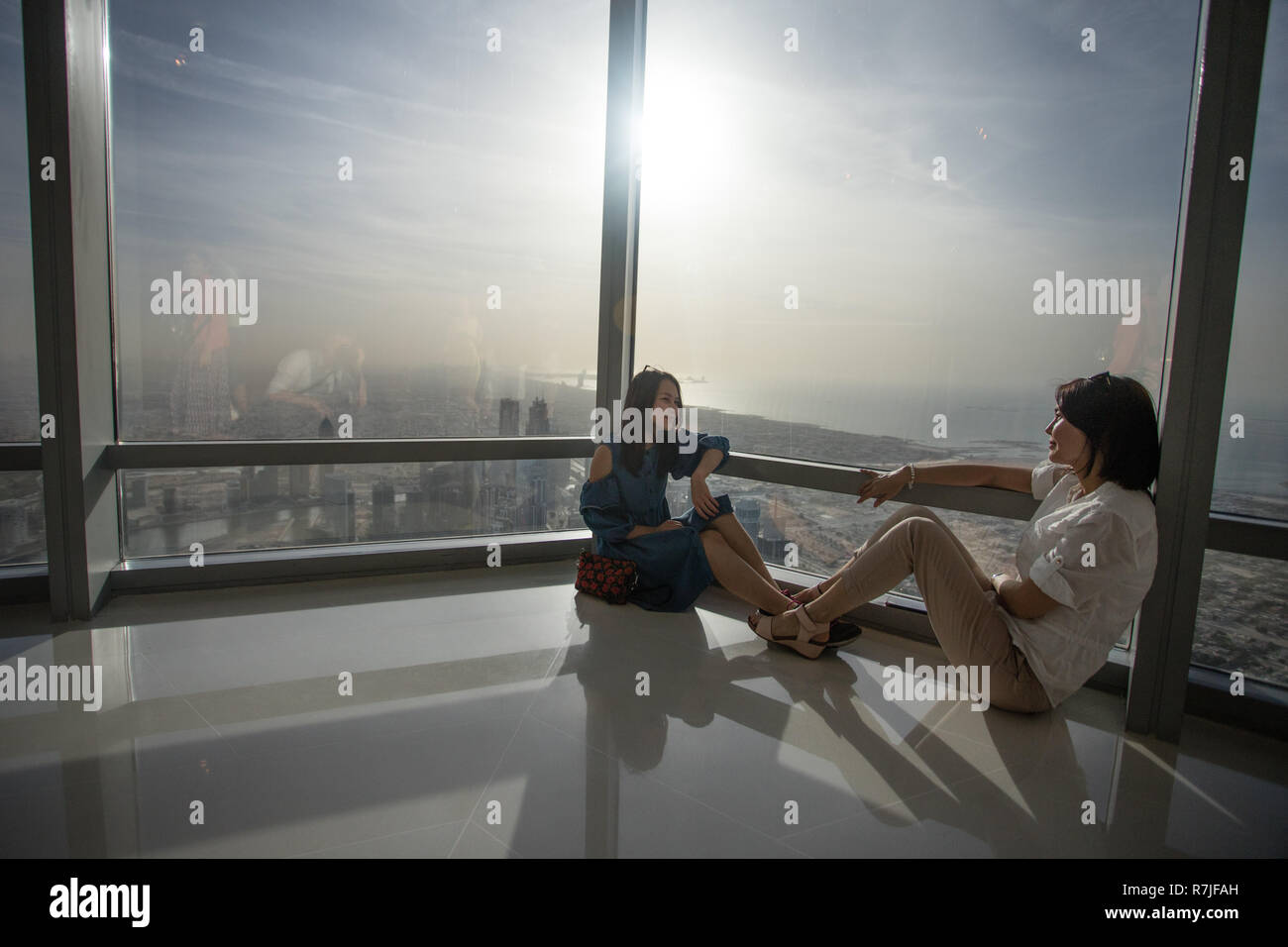 Deux femmes asiatiques touristes dans le record du monde Burj holding Khalia gratte-ciel de Dubaï, Emirats Arabes Unis. Banque D'Images