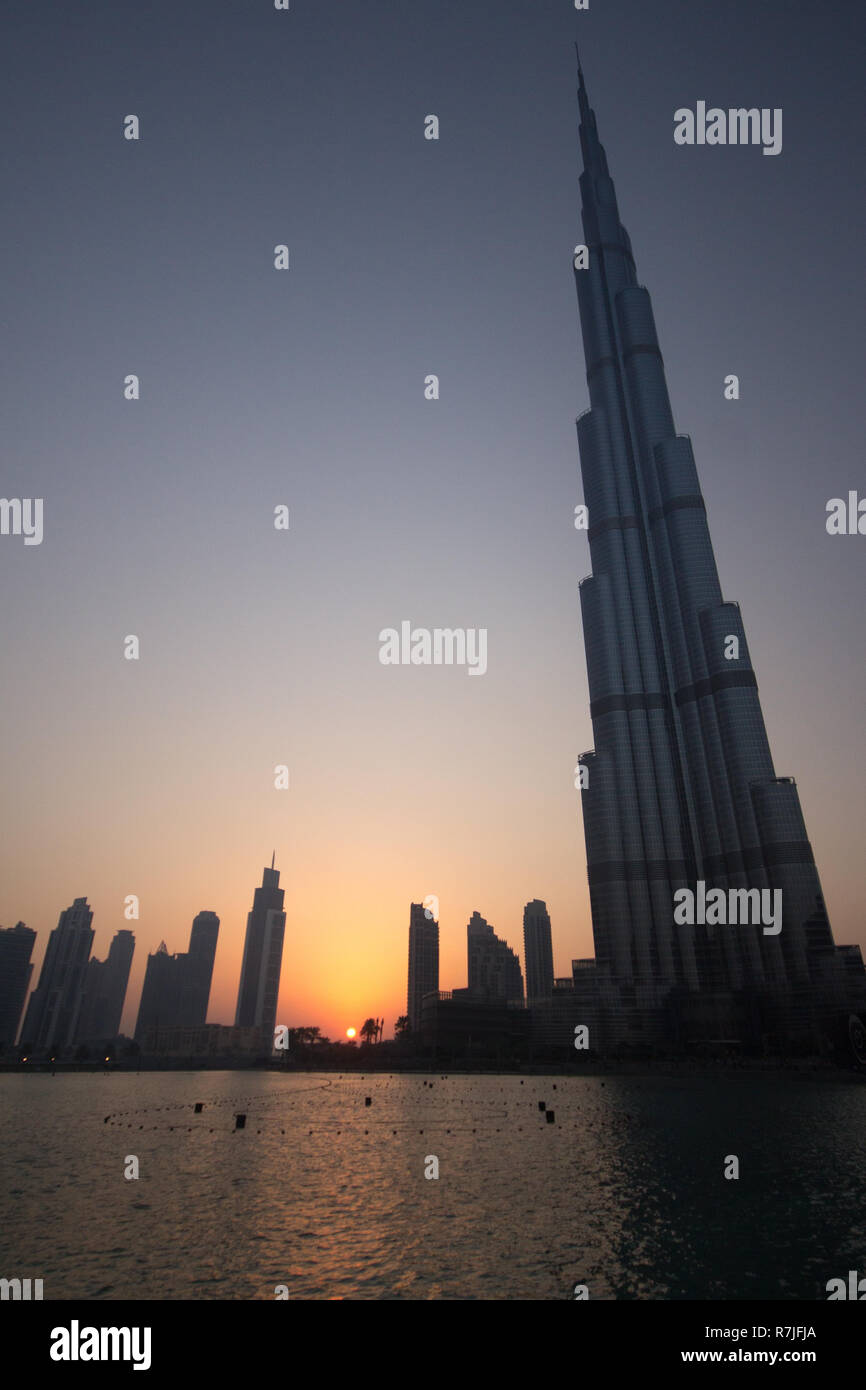 Vue sur le record du monde Burj holding Khalia gratte-ciel de Dubaï, Emirats Arabes Unis. Banque D'Images
