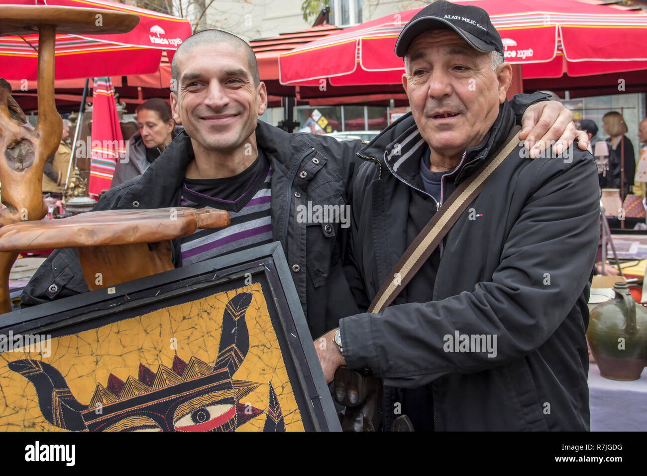 Zagreb, Croatie, novembre 2018 - Deux vendeurs qui posent avec une peinture à vendre au marché aux puces de la place britannique Banque D'Images