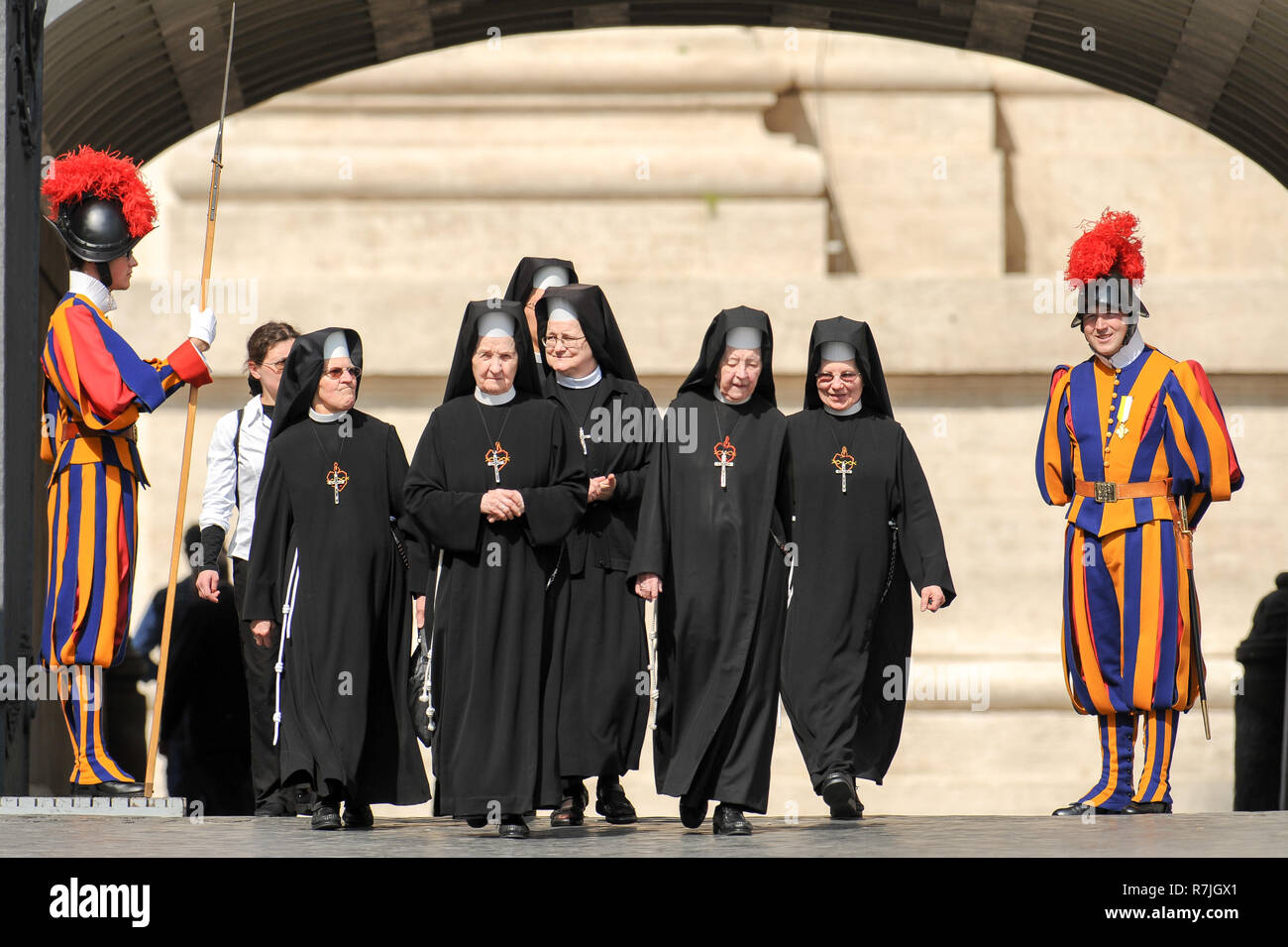 Un membre de la Garde suisse pontificale dans Arco delle Campane (Arch des cloches) entrée au Vatican, Rome, Italie. 4 mai 2011 © Wojciech Strozyk / UNE Banque D'Images