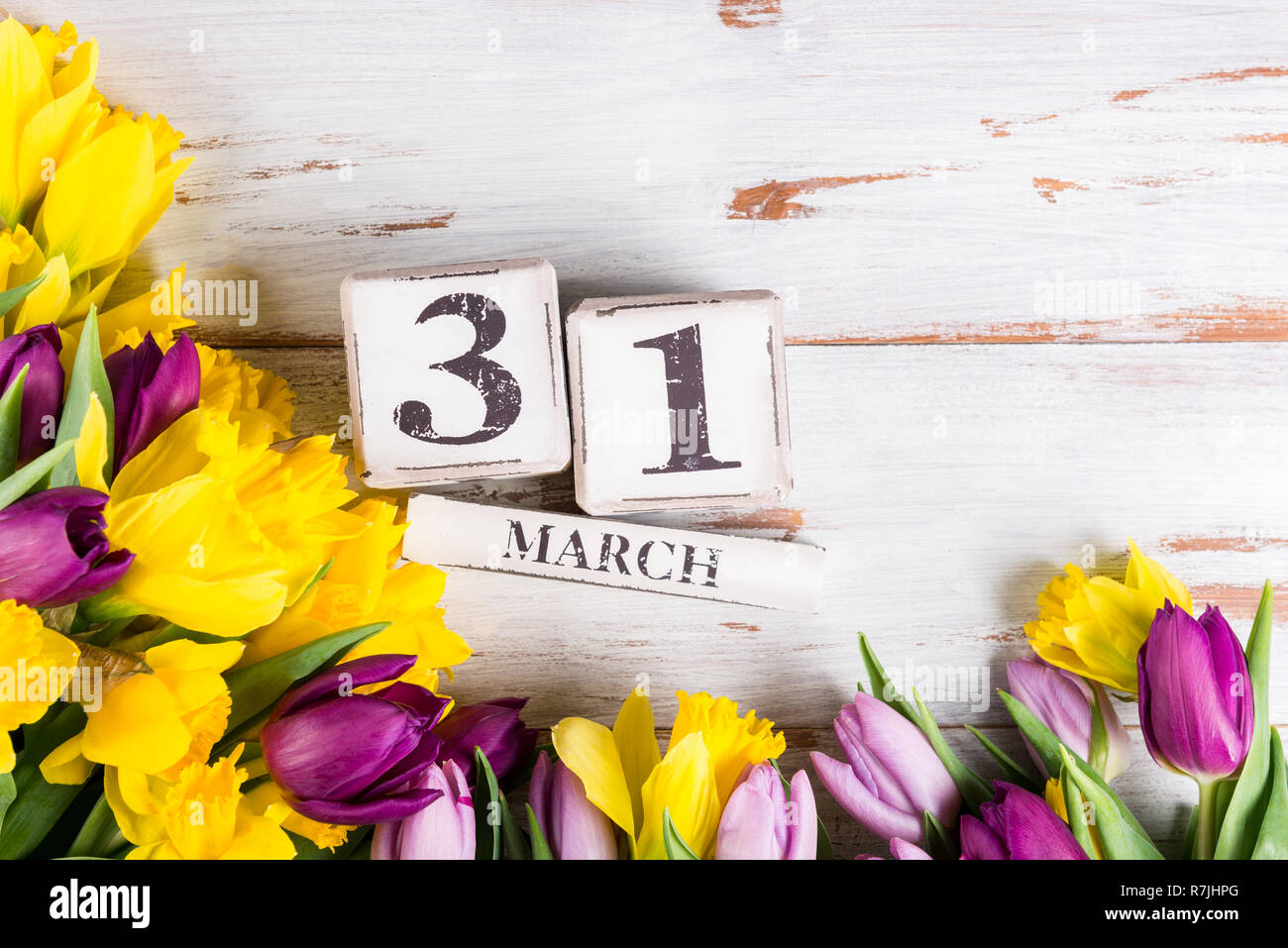 Blocs en bois avec UK Date de la Fête des Mères, le 31 mars, pour l'année  2019, Tulipes et fleurs de narcisses à proximité Photo Stock - Alamy