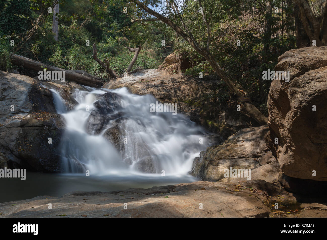 Cascade qui coule à travers la forêt aux chutes d'eau de Mae sa, Chiang Mai, Thaïlande Banque D'Images