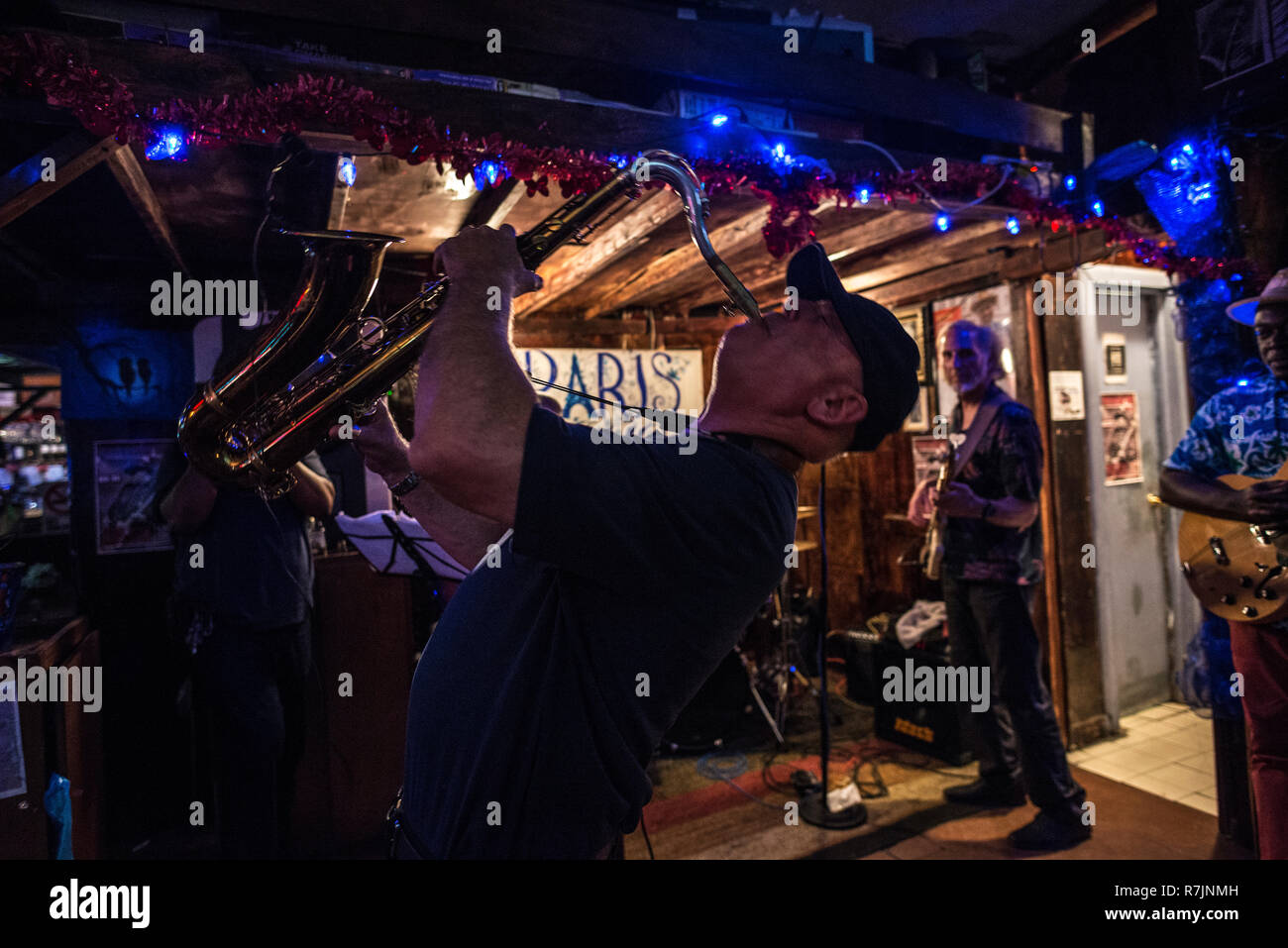 La ville de New York, USA - Le 29 juillet 2018 : Le saxophoniste jouant avec son groupe dans une exécution à Paris Harlem Blues à Harlem, New York City, USA Banque D'Images