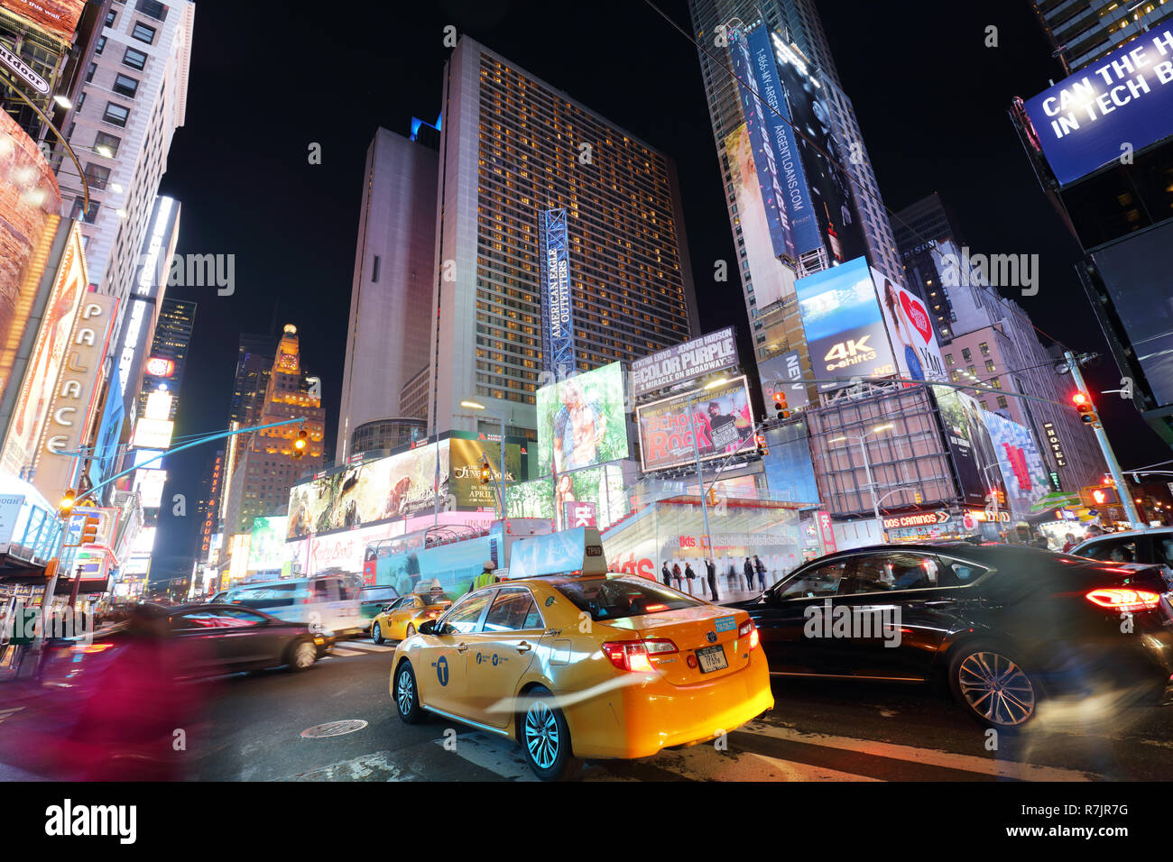 https://c8.alamy.com/compfr/r7jr7g/new-york-usa-12-avril-l-architecture-du-celebre-times-square-a-new-york-city-usa-avec-ses-neons-et-panneaux-de-nuit-et-beaucoup-de-tour-r7jr7g.jpg
