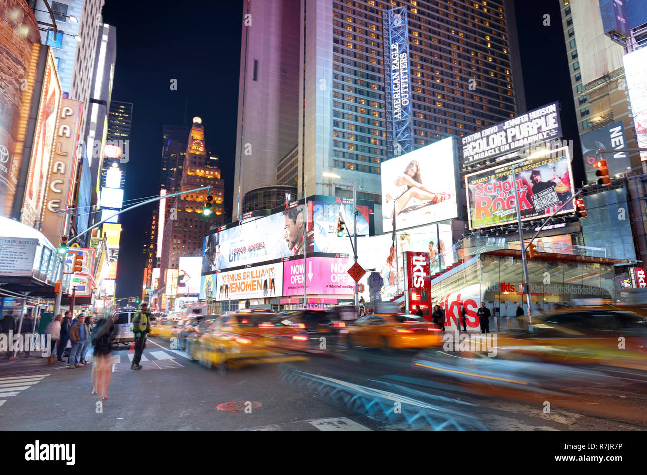 NEW YORK, USA - 12 avril : l'architecture du célèbre Times Square à New York City, USA avec ses néons et panneaux de nuit et beaucoup de tour Banque D'Images