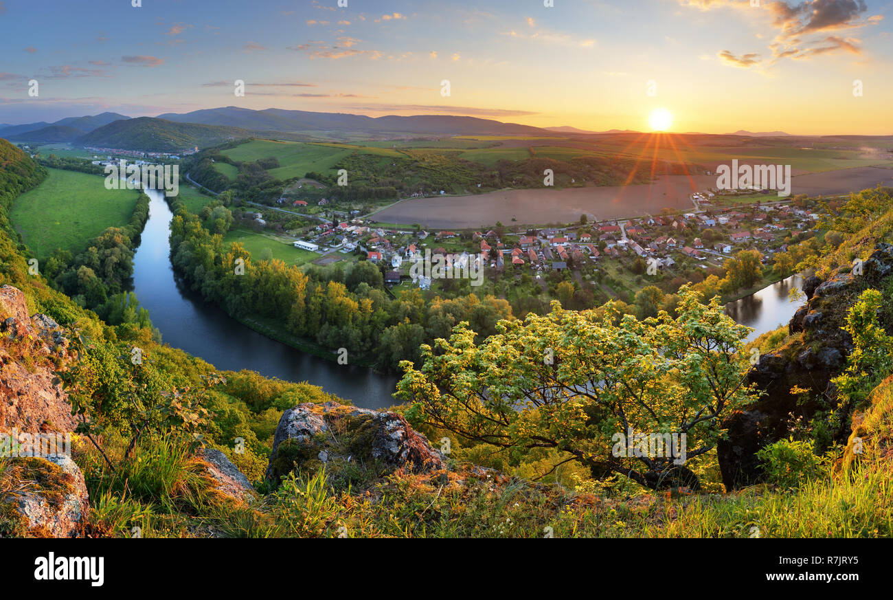 Coucher du soleil par le paysage serein de la rivière Hron, Slovaquie Banque D'Images