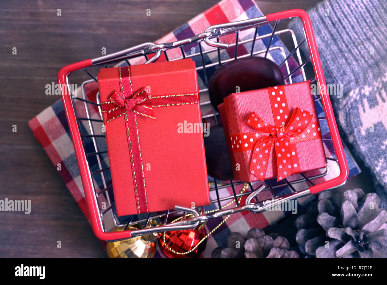 Close up red gift boxes dans le panier sur le tissu Banque D'Images