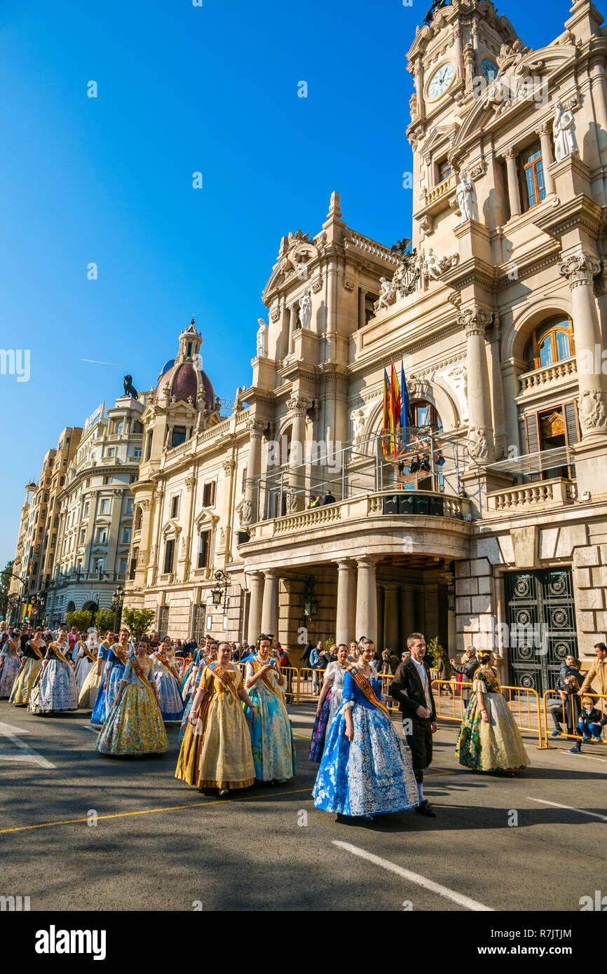 Fallas festival. Parade. Falleras, les femmes en costume traditionnel. Valence. Communauté de Valence. L'Espagne. Patrimoine Culturel Immatériel de l'humanité. L'UNESCO Banque D'Images