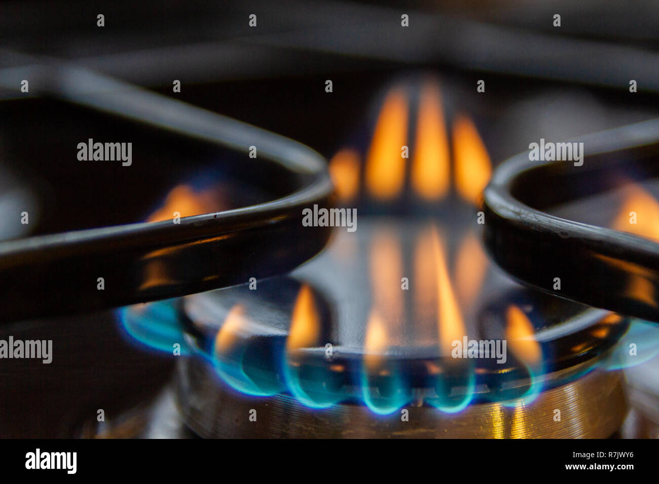 Cuisinière à gaz de combustion avec l'orange et le bleu le feu sur elle  Photo Stock - Alamy