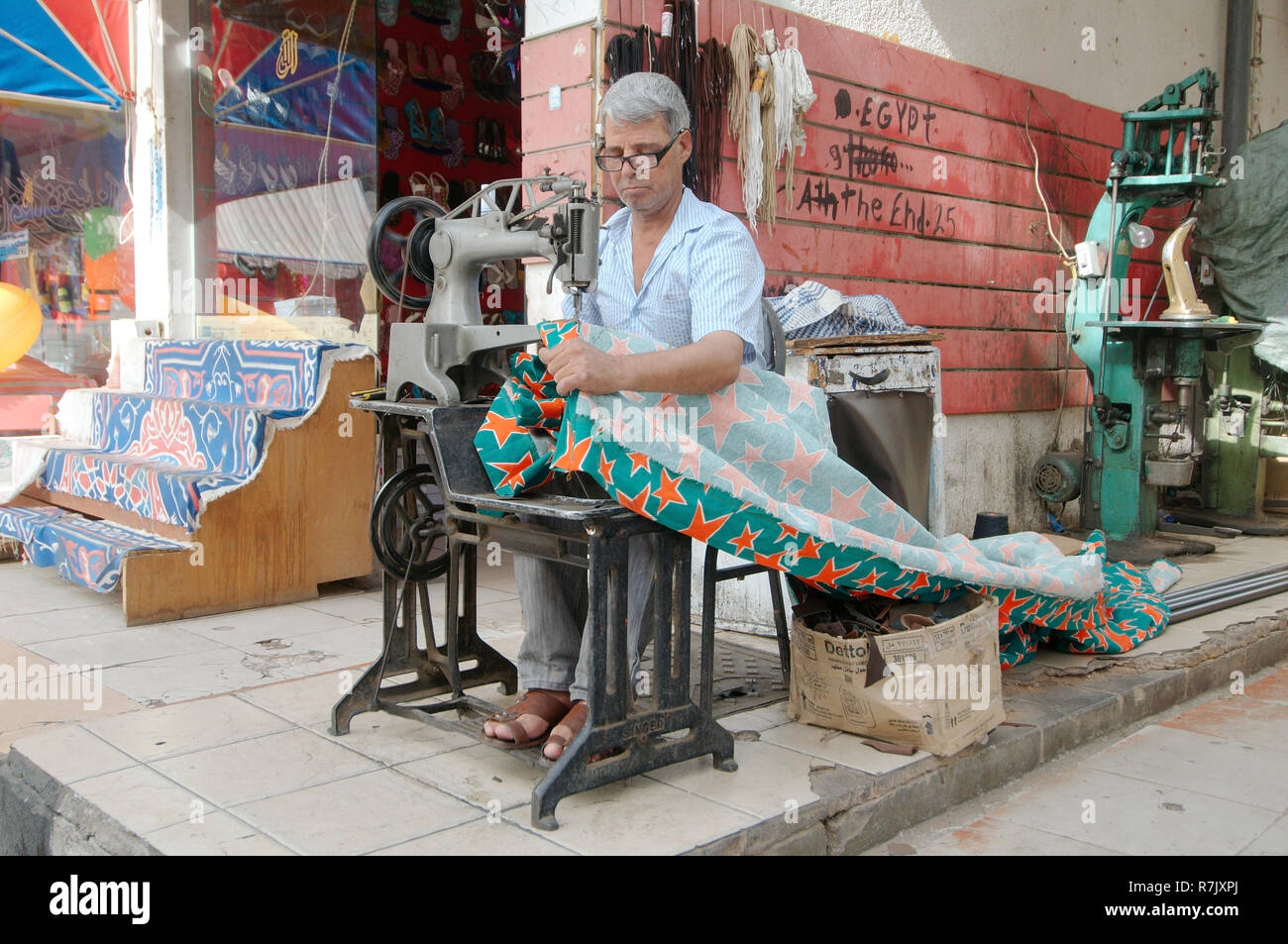Couture sur mesure un rideau, du Vieux Marché, Charm el-Cheikh, péninsule du Sinaï, Égypte Banque D'Images