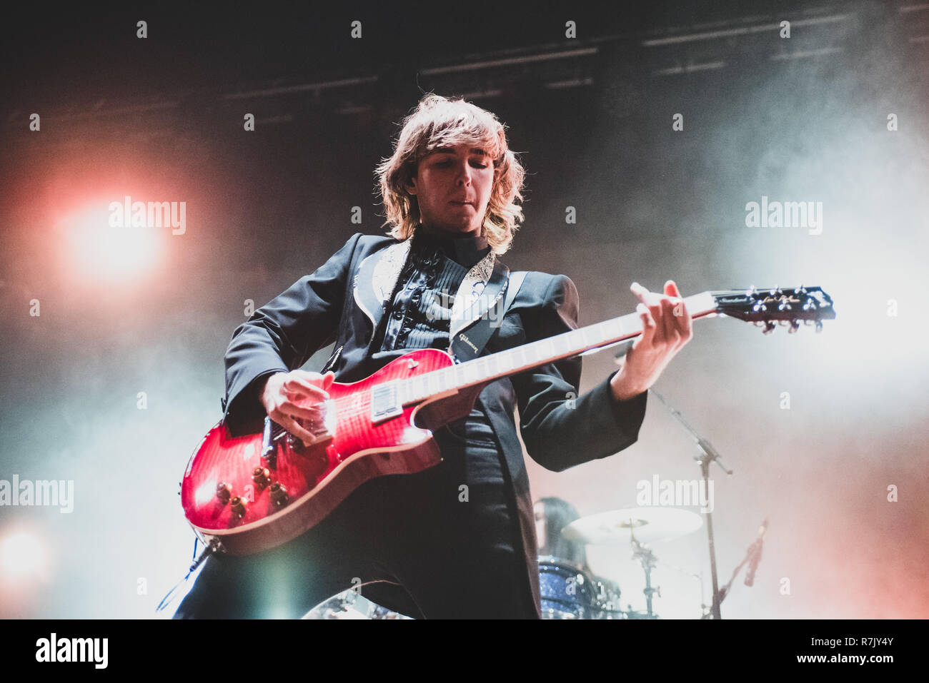 Venaria, Italie. 09Th Nov, 2018. Thomas Raggi, guitariste du groupe de rock italien, Maneskin en live sur scène pour leur tournée 2018 au Teatro della Concordia à Venaria, près de Turin. Credit : Alessandro Bosio/Pacific Press/Alamy Live News Banque D'Images