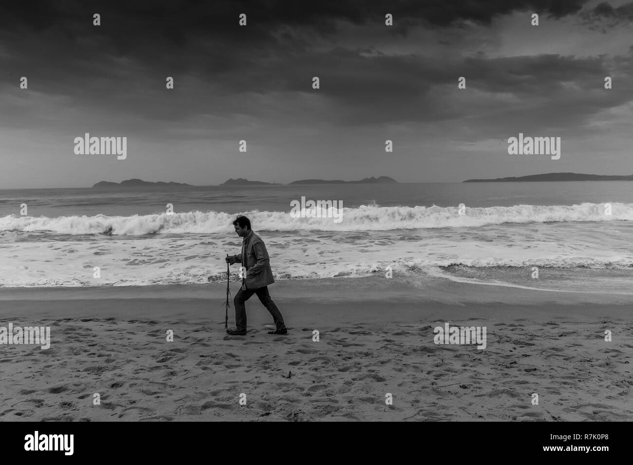 Vigo/Galice - Espagne - 12/2/18 - Un homme qui marche le long de la plage de Samil Banque D'Images
