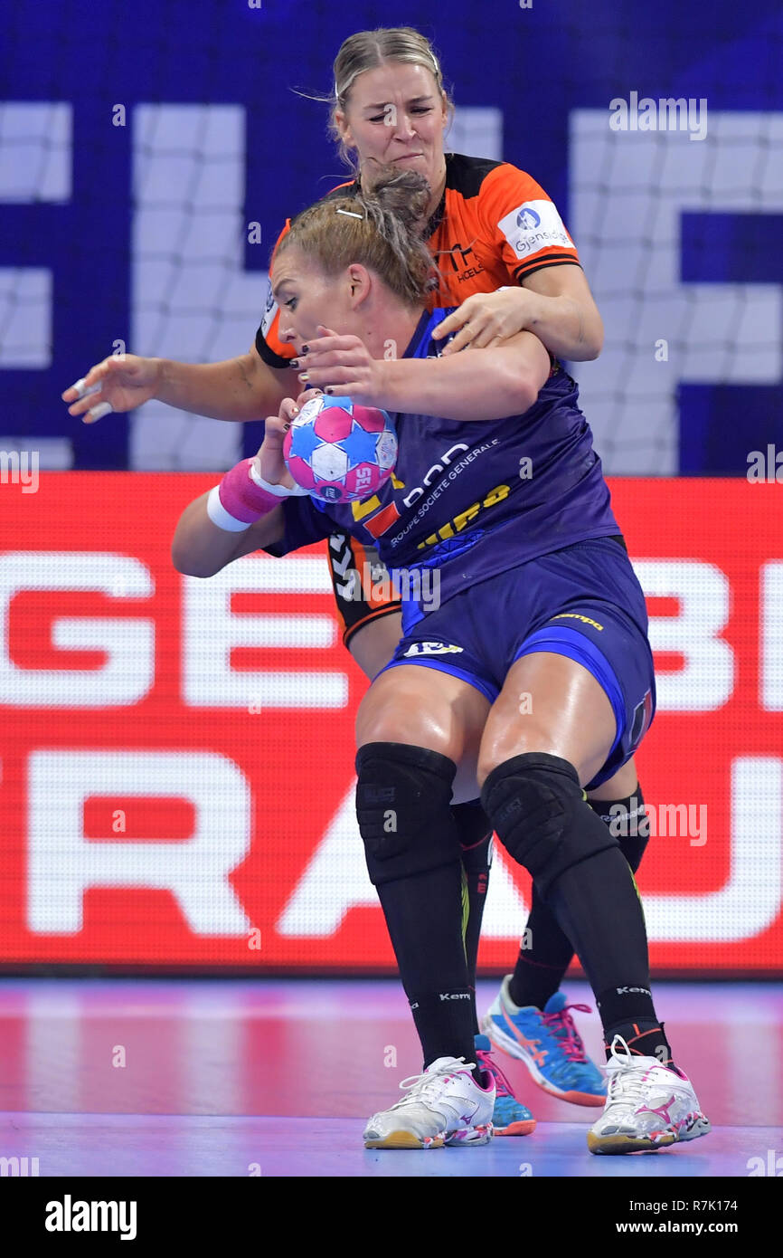 Nancy, France 09 décembre 2018 Championnats d'Europe de handball : Pays-Bas v Roumanie Jessy Kramer # 5 NED en Chrina Pintea # 21 ROU Banque D'Images