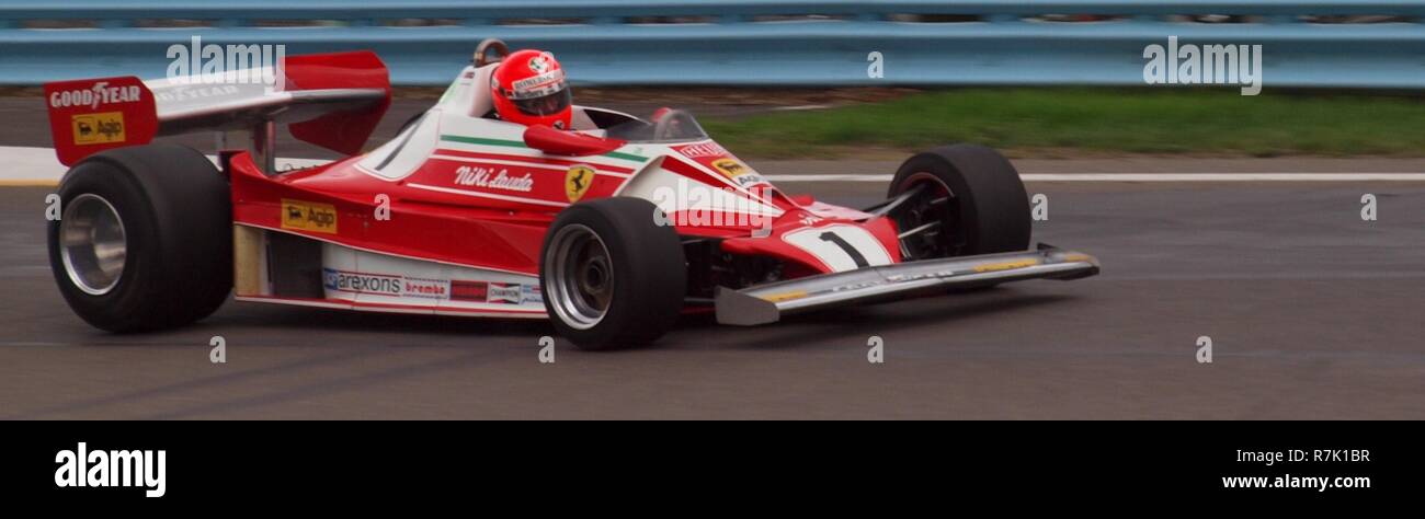 Formule 1 Ferrari historique une fois couru par Nikki Lauda, célèbre pilote autrichien. Présenté à la piste de course internationale de Watkins Glen lors des dernières courses vintage/historique. De nombreux coureurs et pilotes historiques montrent jusqu'à mettre les voitures à l'épreuve. Banque D'Images