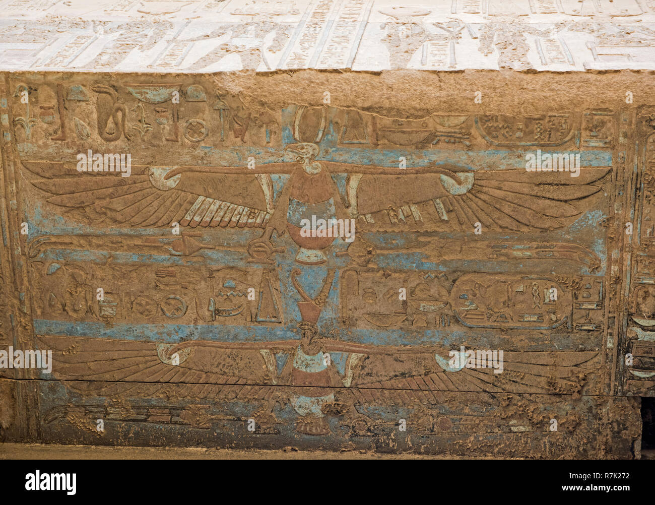 Sculptures peintes hieroglypic sur le mur à l'ancien temple égyptien de Kom Ombo Banque D'Images