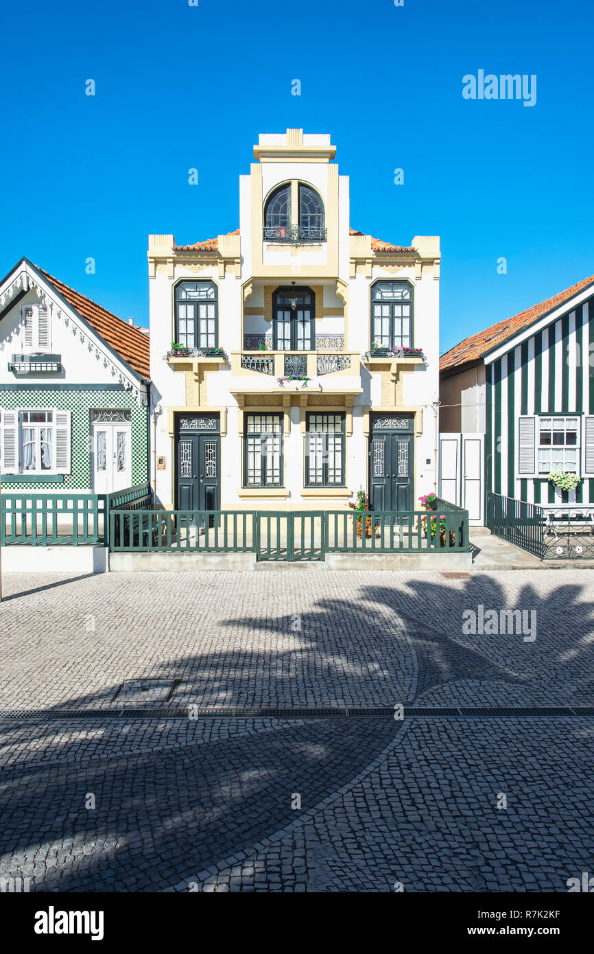"Palheiros", typiques maisons colorées, Costa Nova, Aveiro, Beira, Portugal Banque D'Images