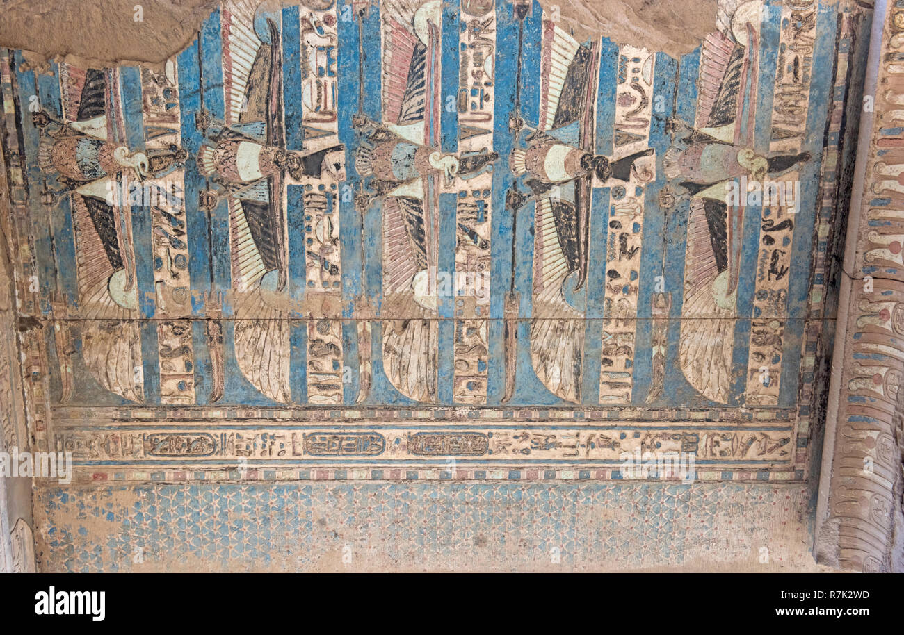 Sculptures peintes hieroglypic sur le mur à l'ancien temple égyptien de Kom Ombo Banque D'Images